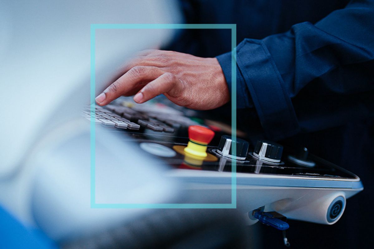 手の動きを分析するために囲み表示された作業中の手元