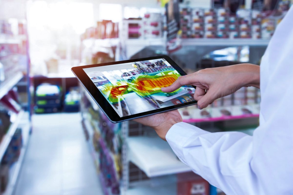 タブレットで機械のパフォーマンスを確認している作業者