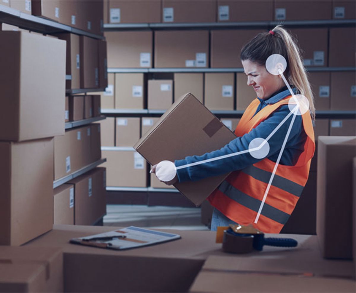 荷物を持ち上げる作業者の動作を分析する様子